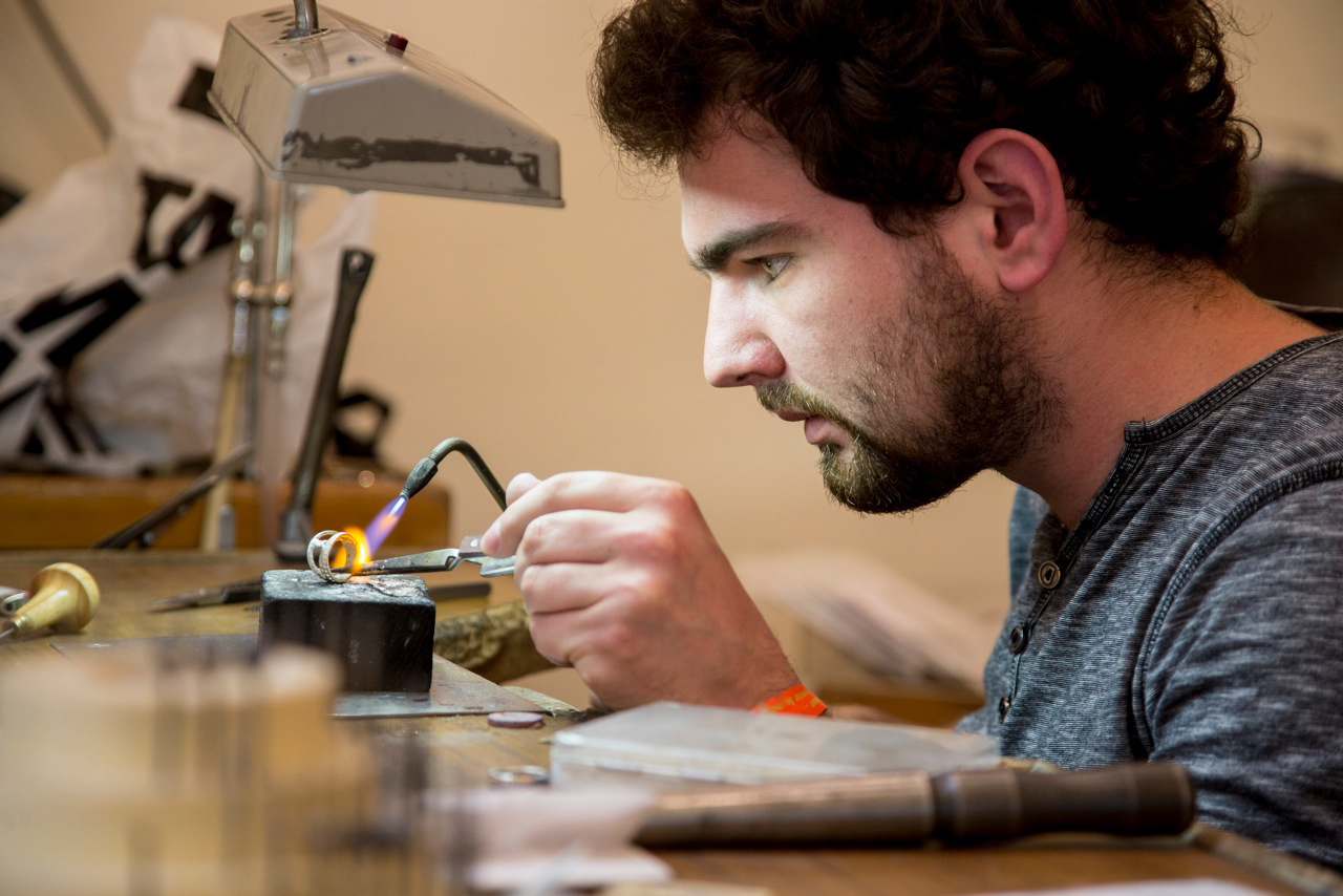 Comment faire fabriquer une bague de fiançailles sur mesure ?