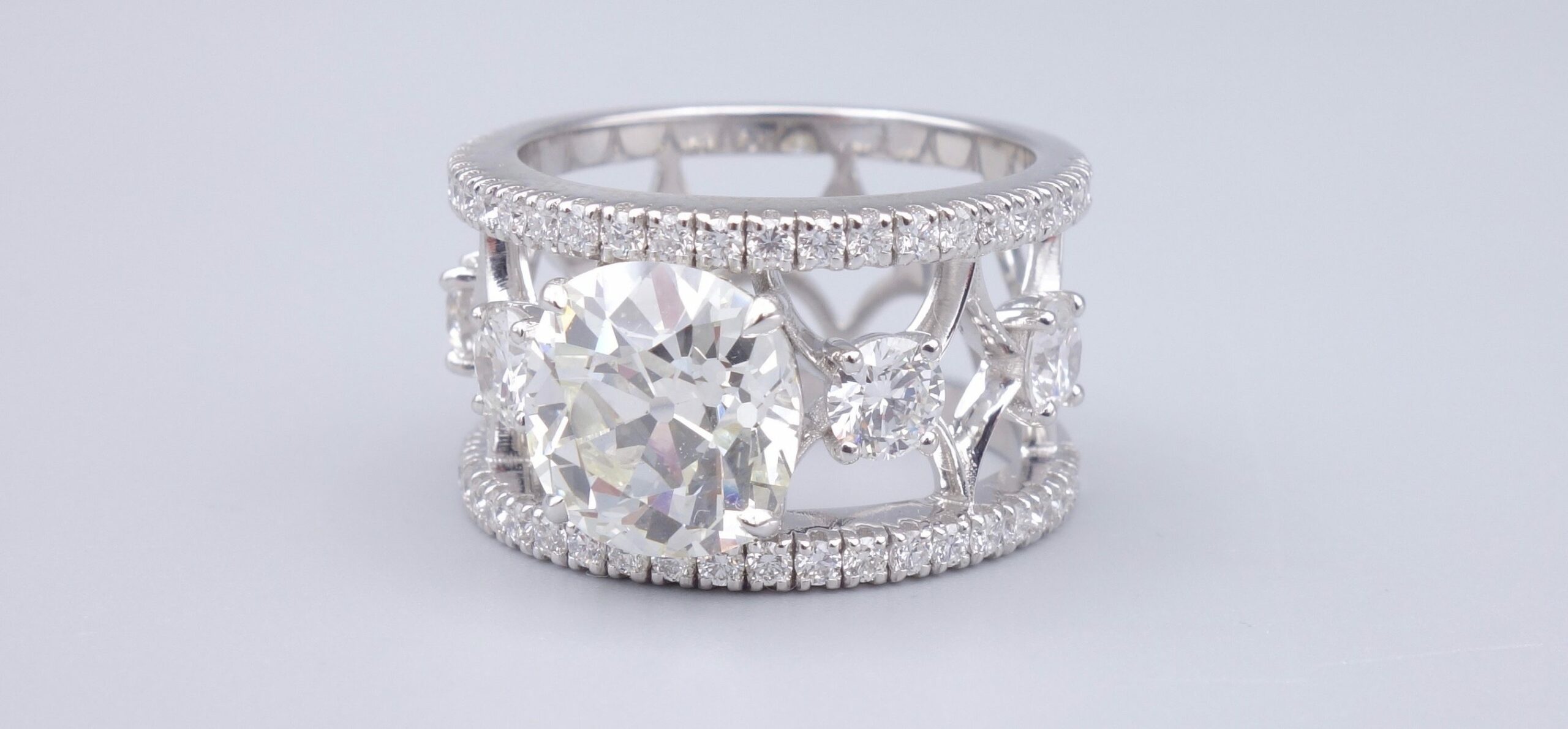 Bague de fiançailles avec ou sans diamant ?
