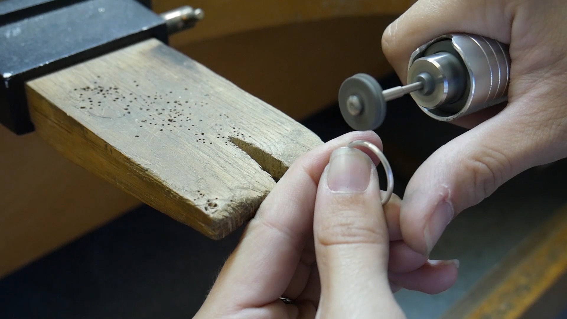Comment faire réaliser une bague de fiançailles sur mesure ?