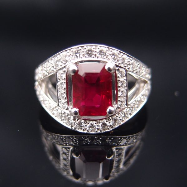 Bague « Bandeau » or gris 18 carats, Rubis birman 1.54 ct et diamants