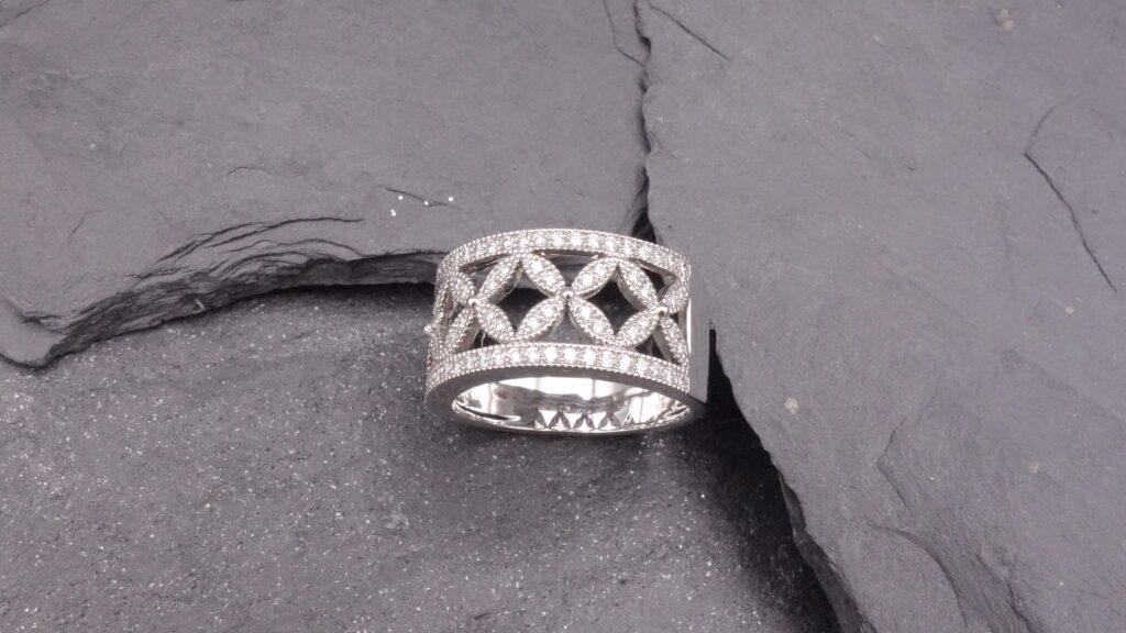 BAGUE « BANDEAU » DIAMANTS