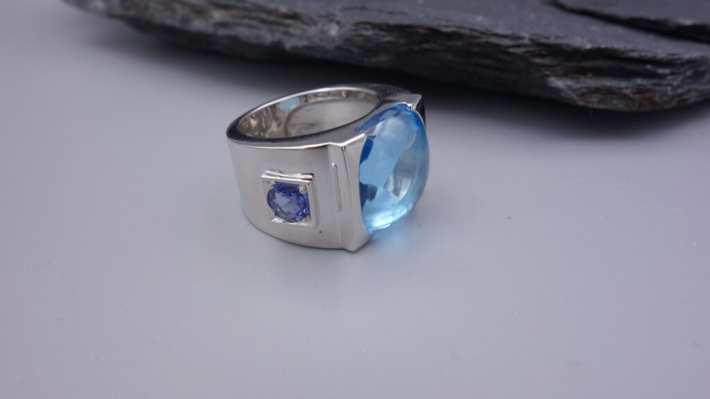 BAGUE « BANDEAU » TOPAZE BLEUE ET SAPHIRS.