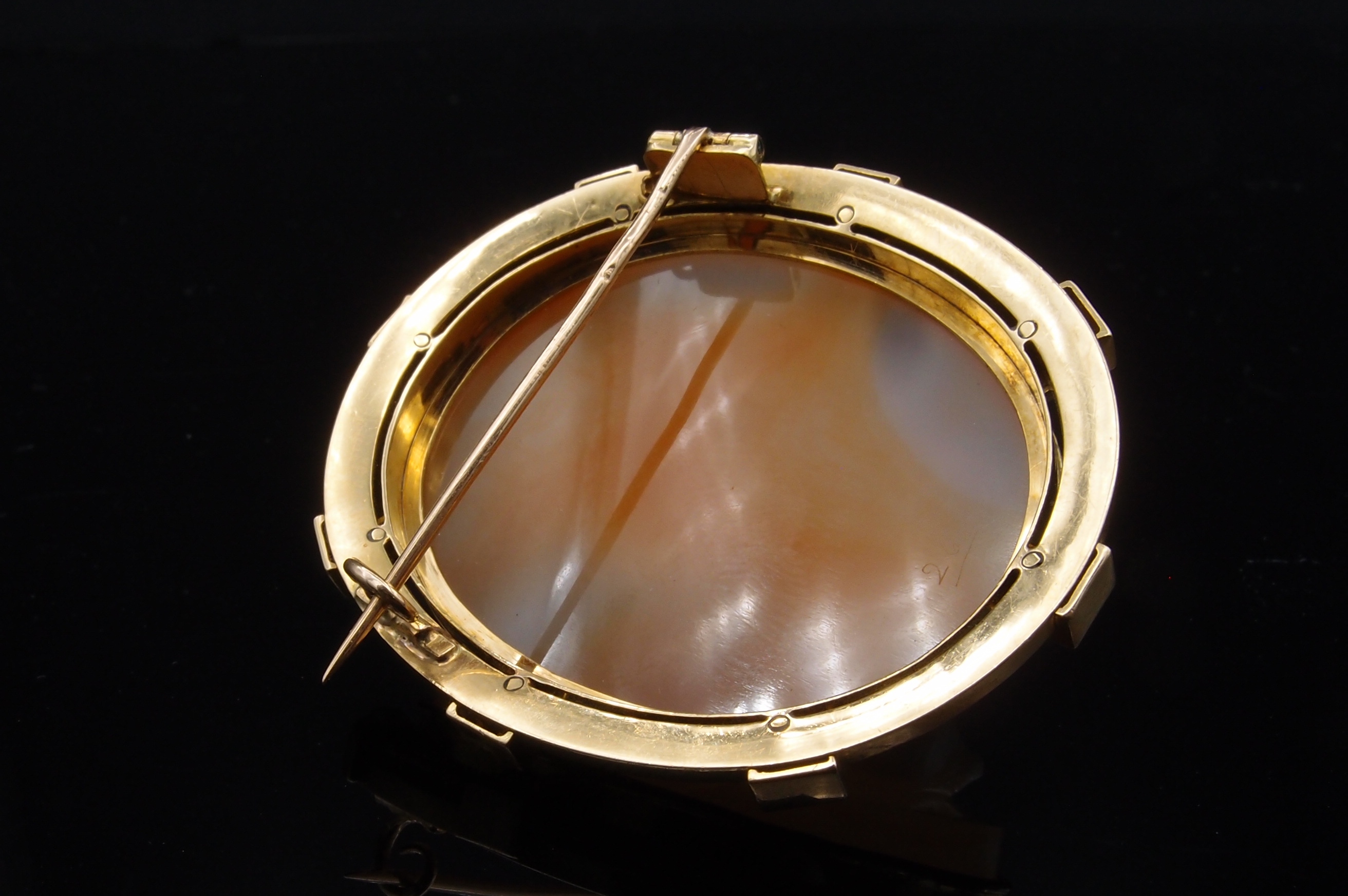 Broche "Camée" 19 ème , cornaline, or 18 cts , perles fines et émail