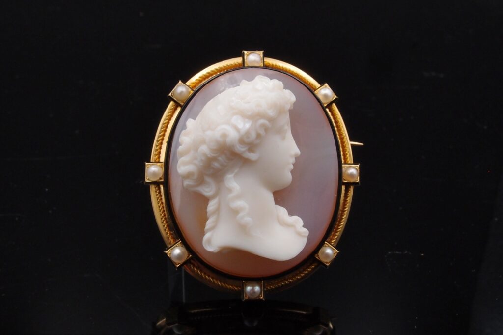 Broche "Camée" 19 ème , cornaline, or 18 cts , perles fines et émail