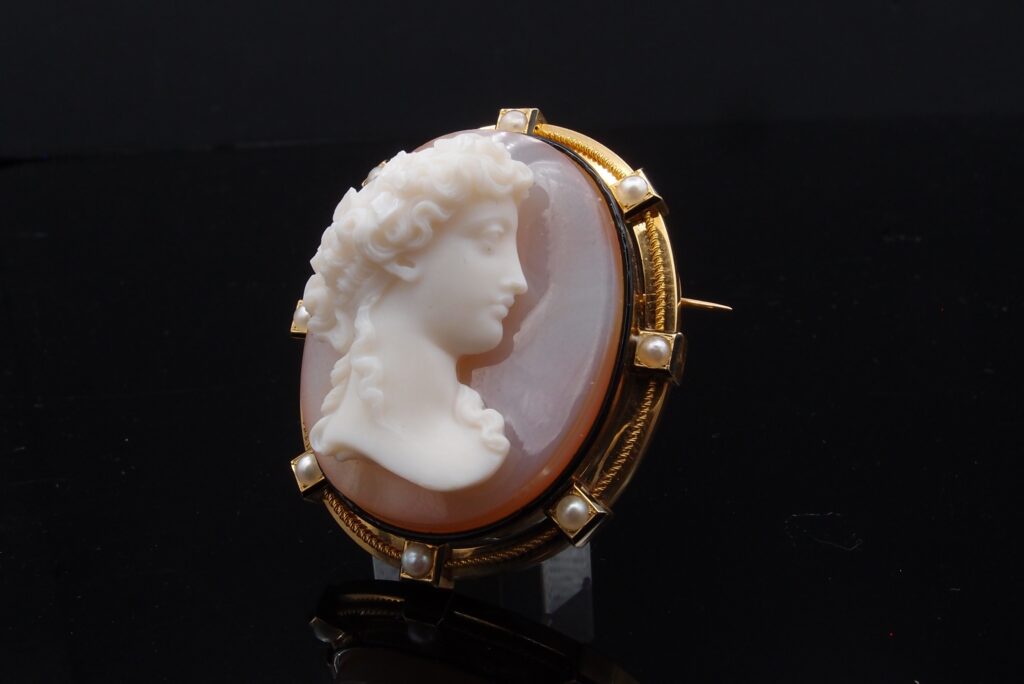 Broche "Camée" 19 ème , cornaline, or 18 cts , perles fines et émail