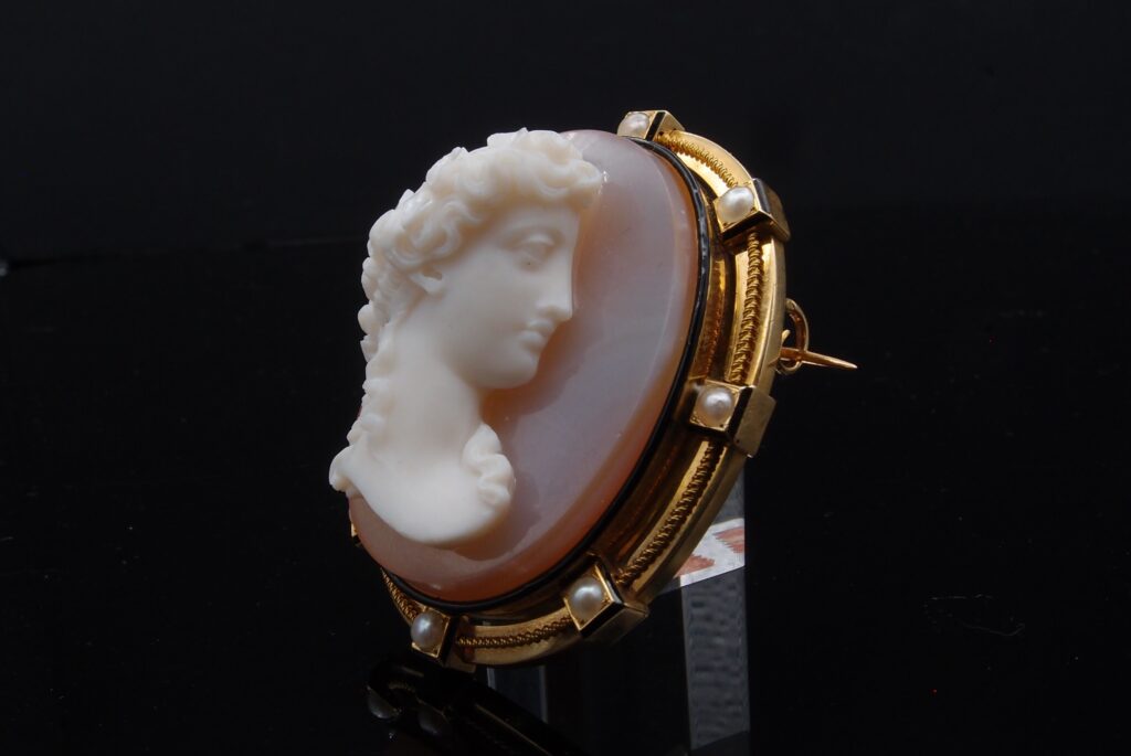 Broche "Camée" 19 ème , cornaline, or 18 cts , perles fines et émail
