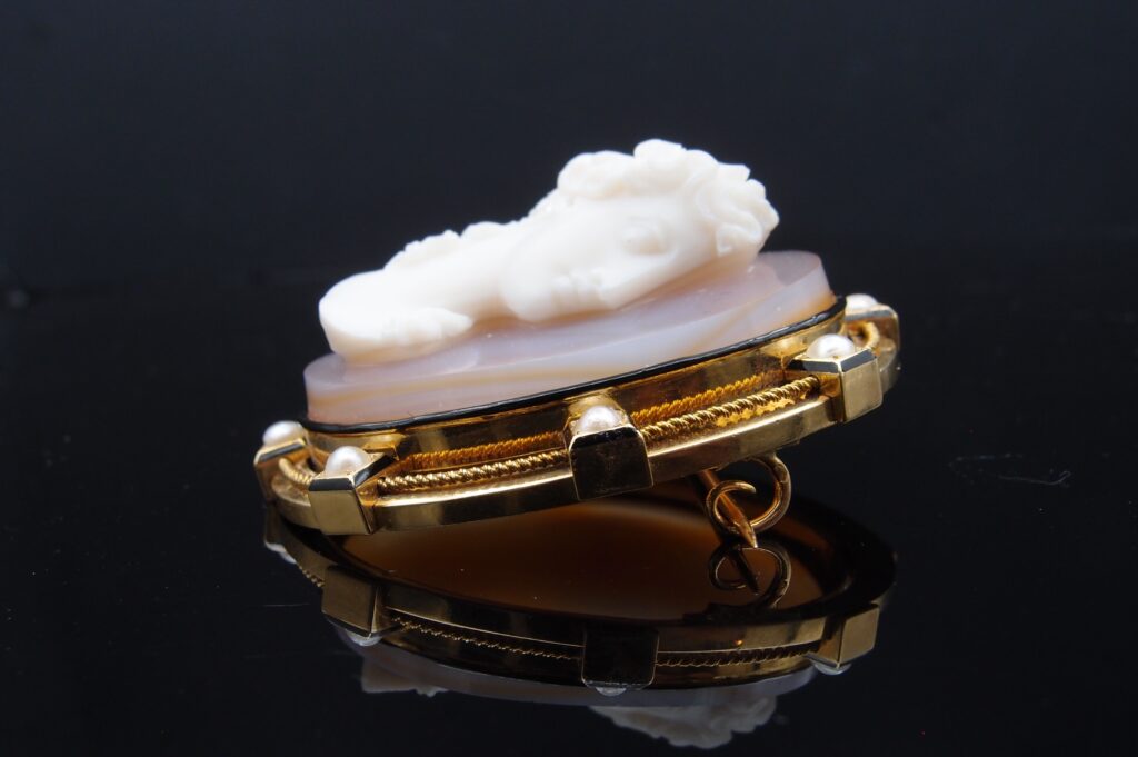 Broche "Camée" 19 ème , cornaline, or 18 cts , perles fines et émail