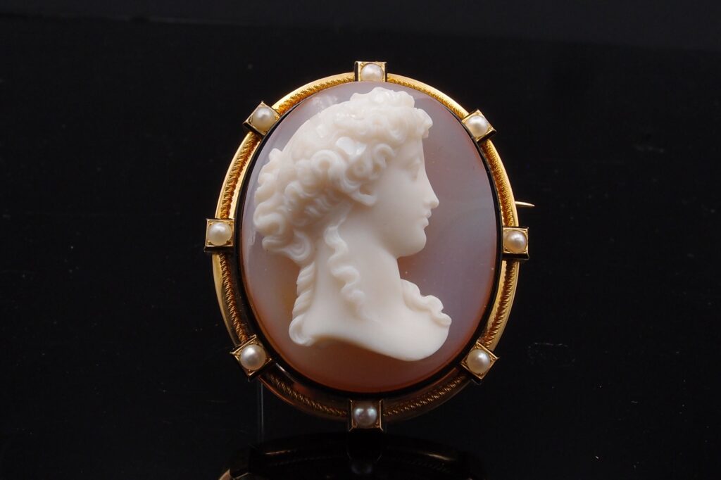 Broche "Camée" 19 ème , cornaline, or 18 cts , perles fines et émail