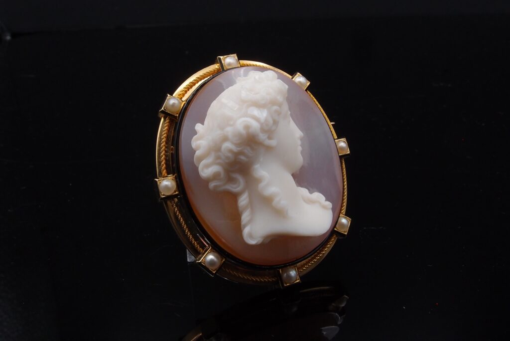 Broche "Camée" 19 ème , cornaline, or 18 cts , perles fines et émail