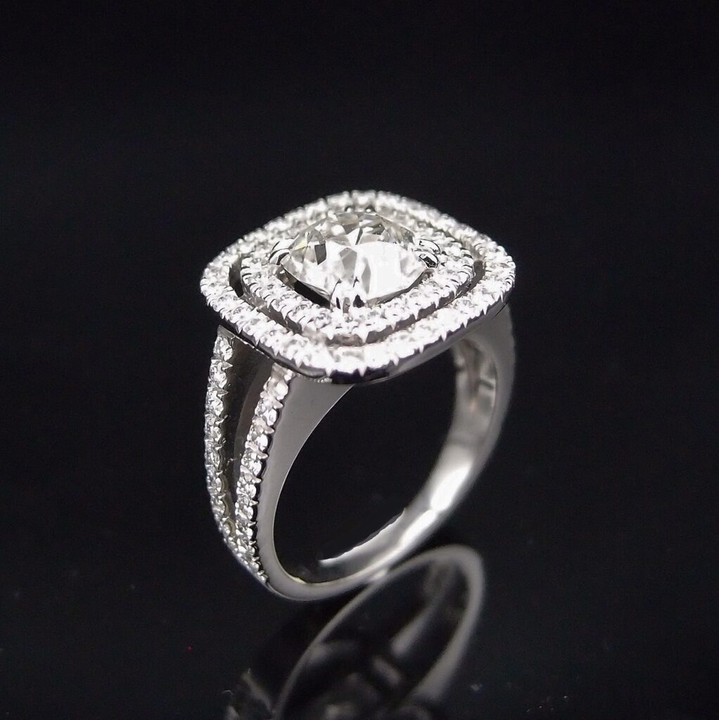 BAGUE « DOUBLE ENTOURAGE » DIAMANT COUSSIN 1.83 CT G/VVS2 TAILLE ANCIENNE ET DIAMANTS