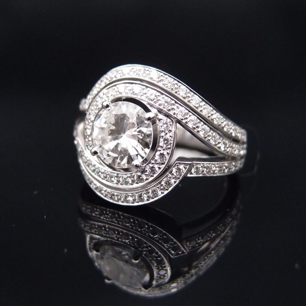 BAGUE « DOUBLE TOURBILLON » DIAMANT CENTRAL 1.24 CT F/VS2 ET 0.84 CT DIAMANTS