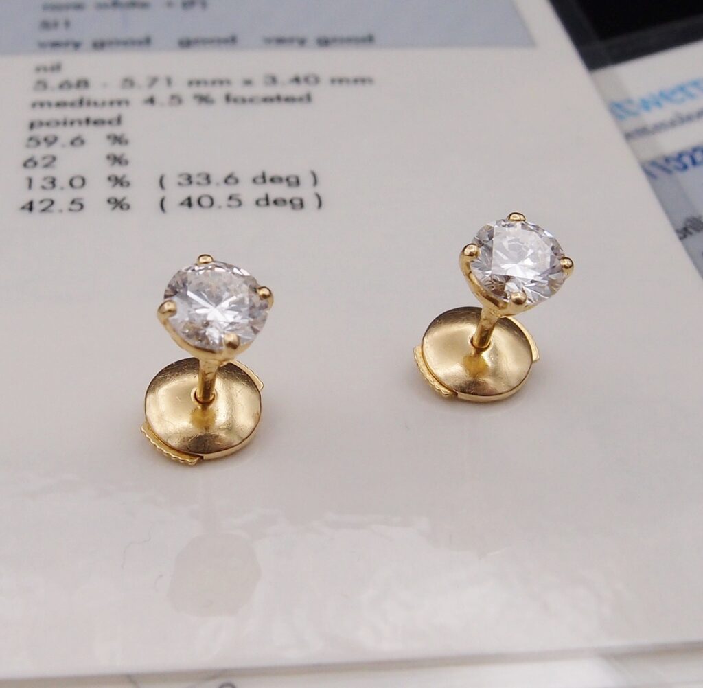 BOUCLES D’OREILLES « CLOUS » EN OR JAUNE 18 CARATS 2 X 0.70 CT F/SI 1