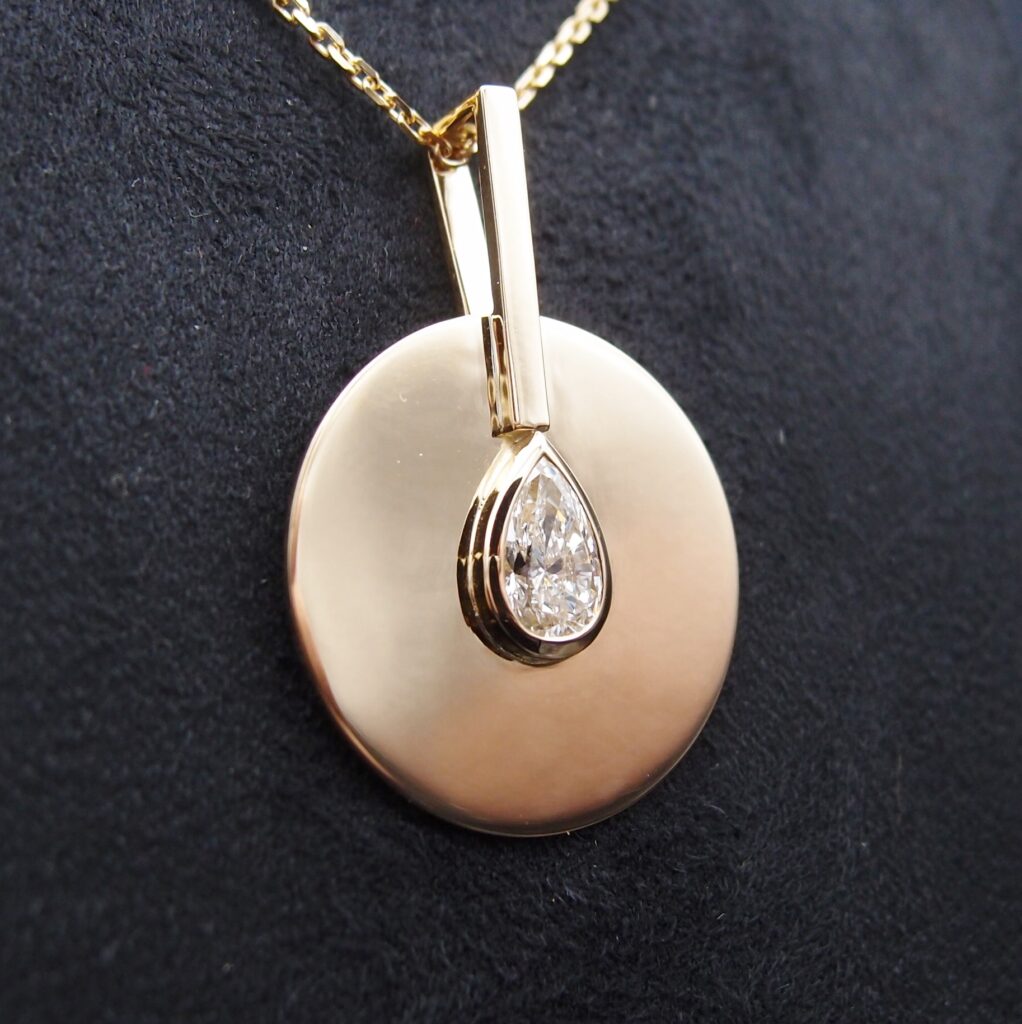 PENDENTIF « CIBLE » OR JAUNE 18 CTS ET DIAMANT POIRE