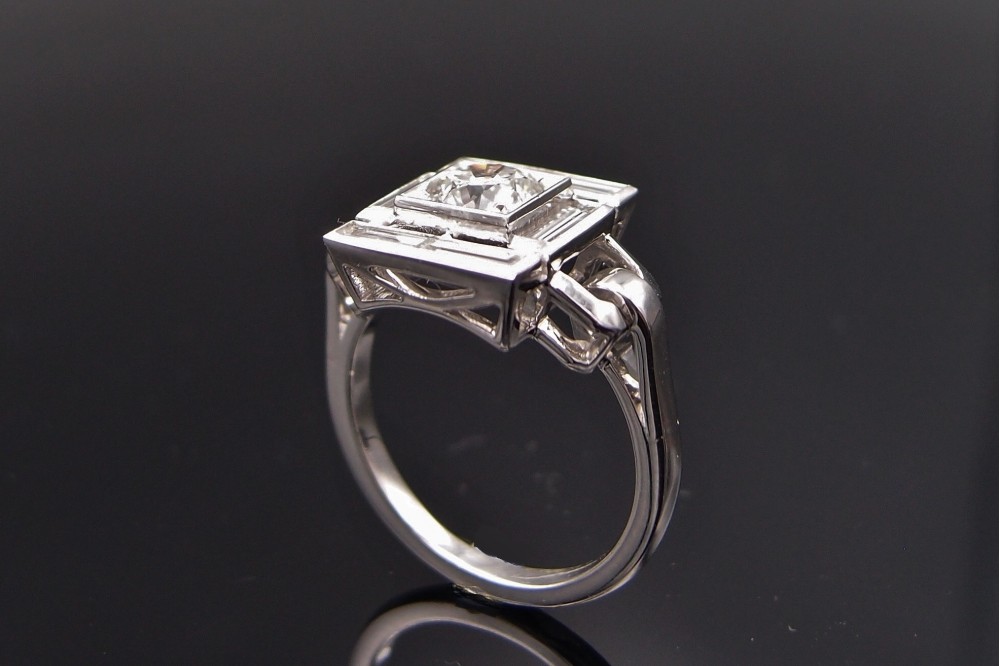 bague art deco diamants entourage diamants baguette