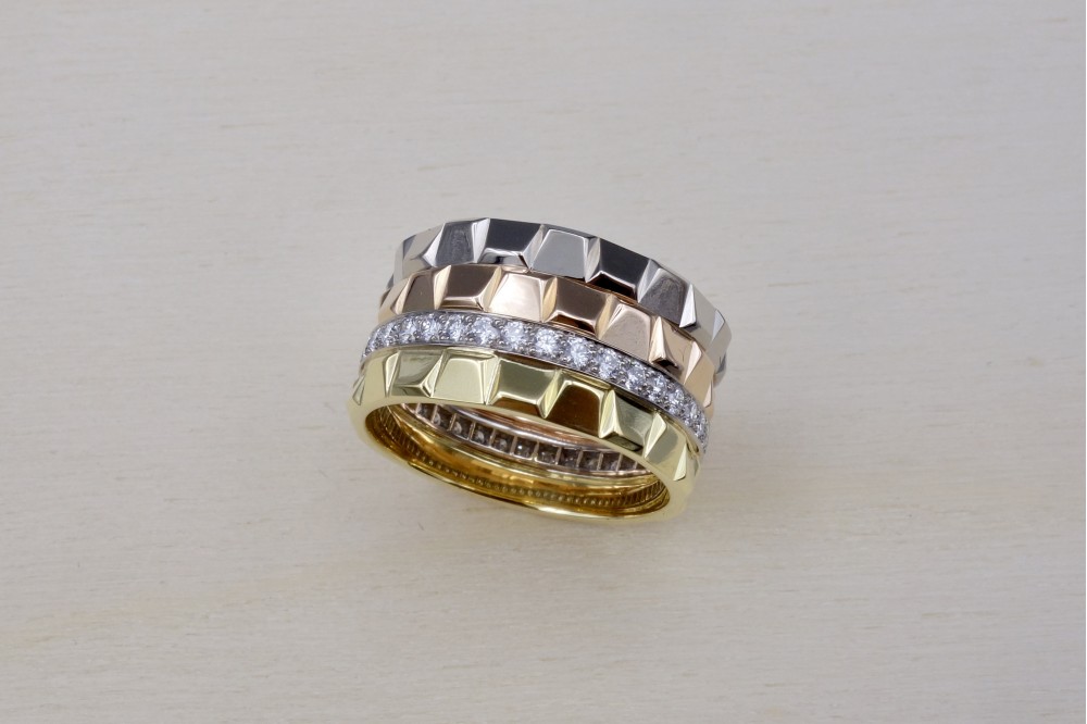 Bague « bandeau » 3 ors 18 carats et diamants