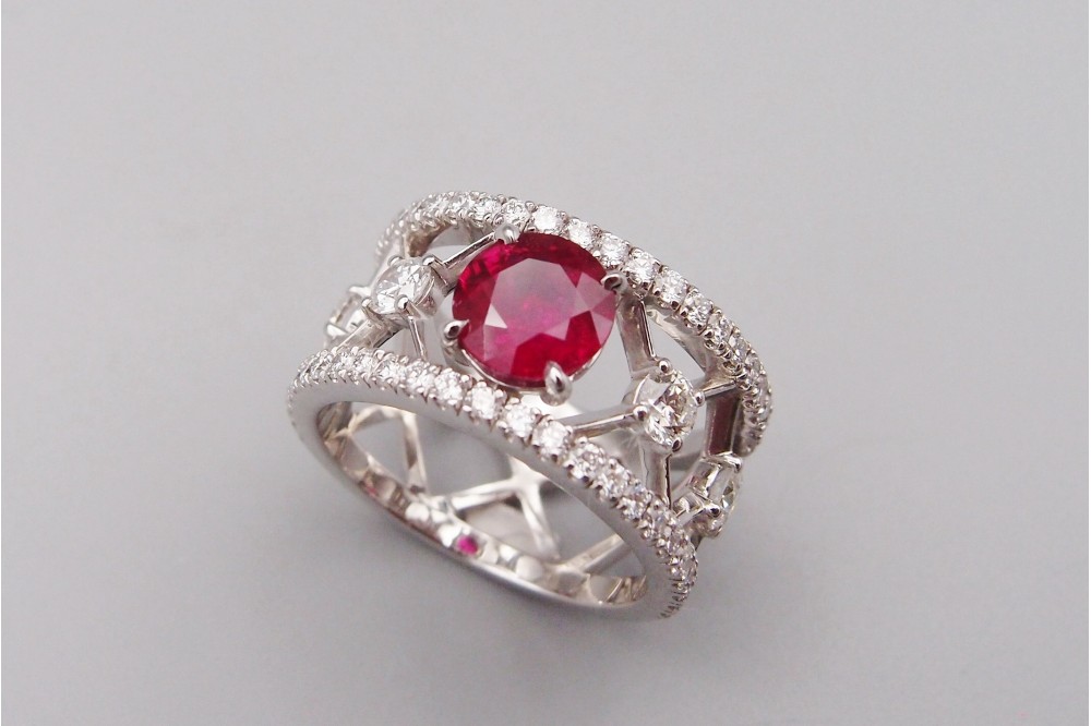 Bague Bandeau Croisillons, Rubis 1.39 carat et diamants