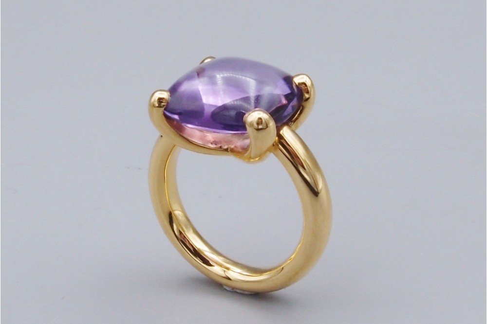 Bague “Bonbon” , Améthyste taille “coussin” cabochon en or jaune 18 carats