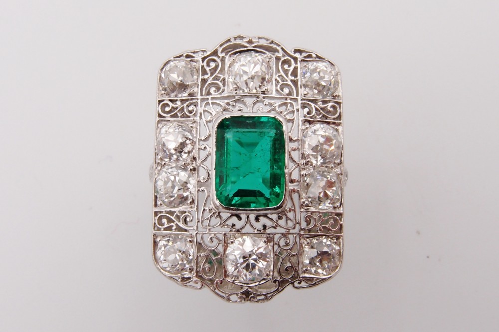 Bague Emeraude et diamants sur platine , vers 1920