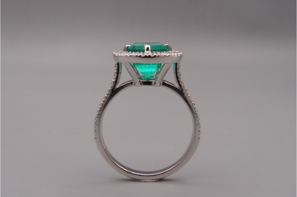 bague de fiançailles émeraude entourage