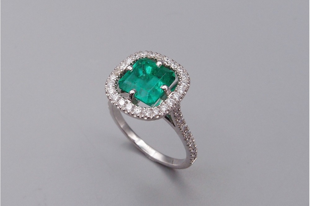 bague or gris émeraude entourage