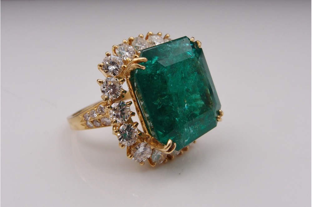 Bague or jaune 18 k . Emeraude 16.7 cts et diamants vers 1970