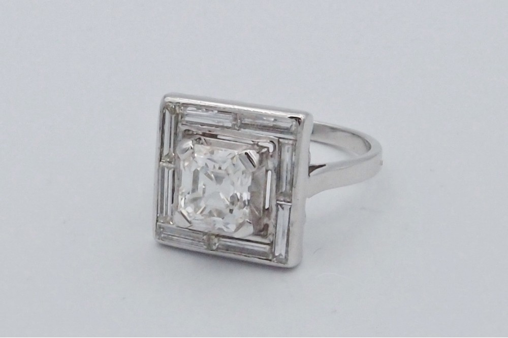 Bague Platine 1930 diamant carré 1.60 ct H/VS2 et diamants baguette
