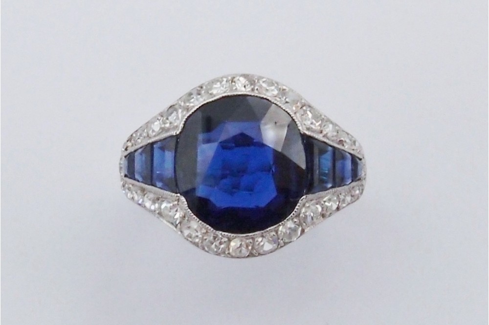 Bague Saphirs et diamants modèle  » Jarretiere » 1930
