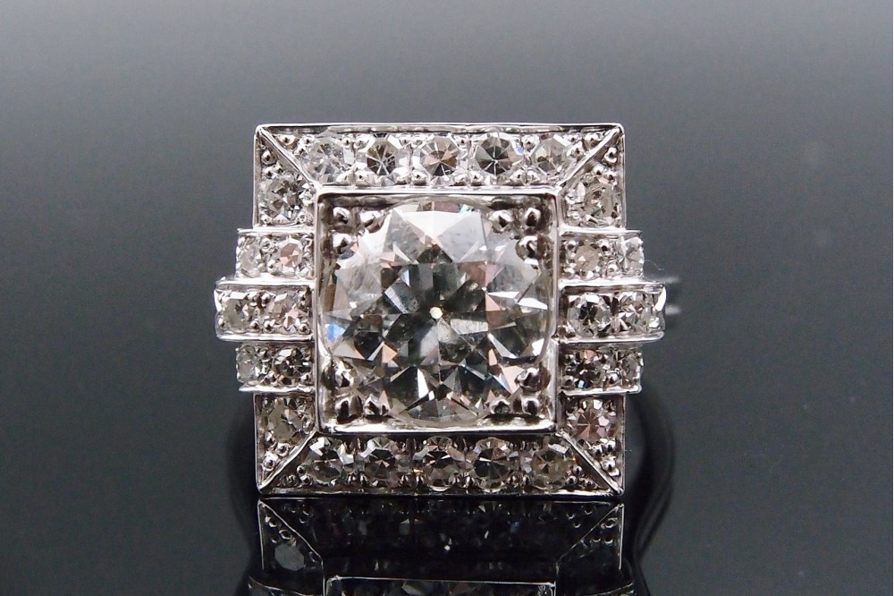 BAGUE PLATINE « SQUARE » ART DÉCO , diamant central taille ancienne  2.05 carats , H/VVS2 , certificat: HRD