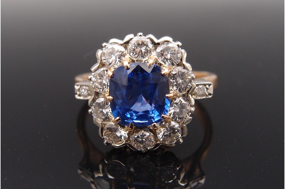Bague “Pompadour” Saphir coussin 1.71 ct et diamants 0.8 ct