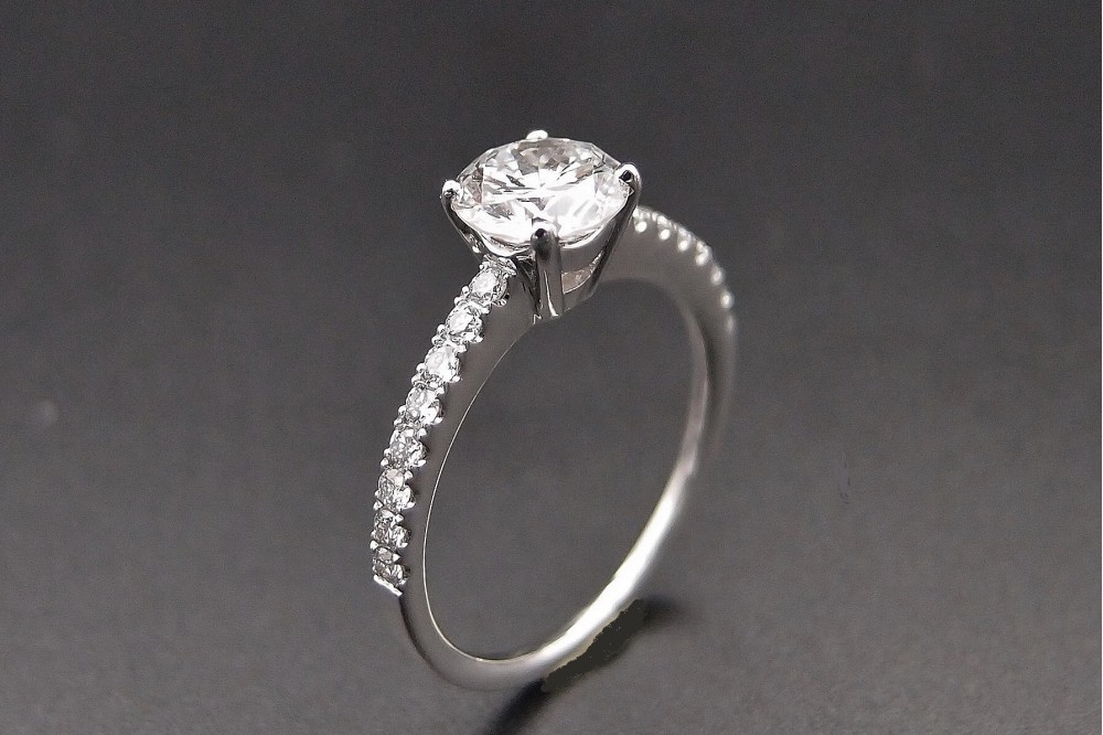 Bague solitaire Diamant 1.03 ct . F/ VS1 certificat HRD + petits bts