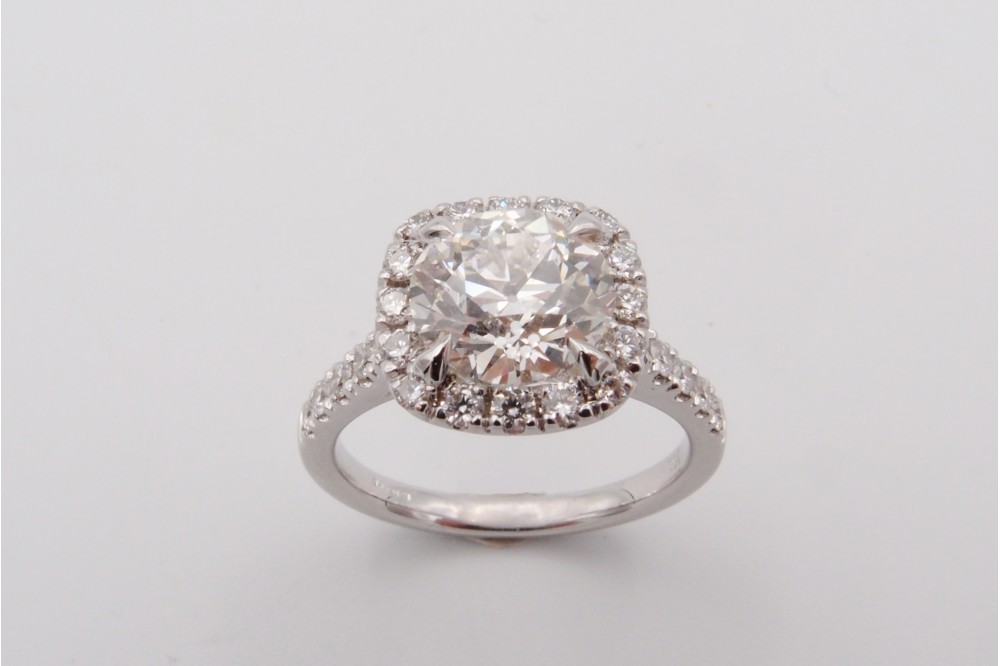 Bague solitaire Diamant 2.05 ct H /VVS2 entourage diamants