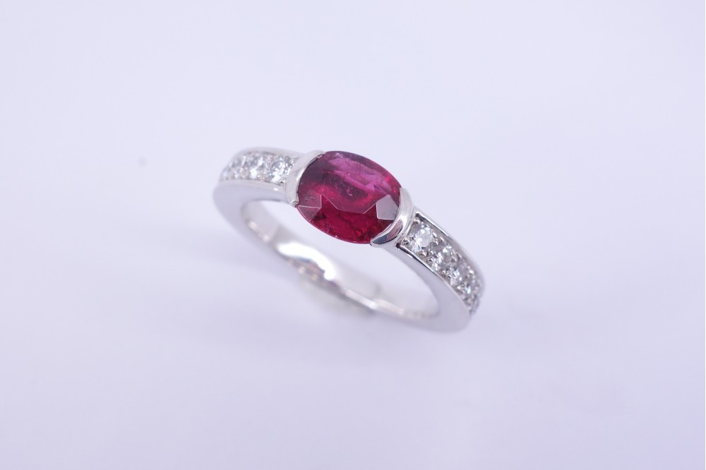 Bague or gris 18 carats ,Tourmaline rose et Diamants