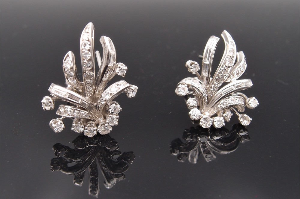 Boucles d’oreilles”gerbes”,vers 1950 , or, platine et diamants .