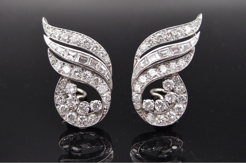 Boucles d’oreilles”Volutes”,vers 1950 , platine , or gris et diamants .