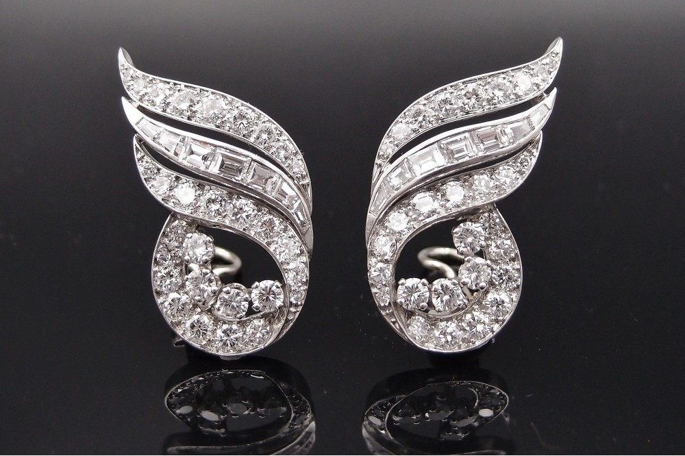 Boucles d’oreilles »Volutes »,vers 1950 , platine , or gris et diamants .