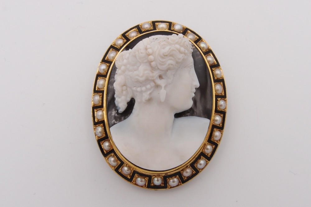 Broche « Camée » 19 ème , sardonyx , or 18 cts , perles fines et émail