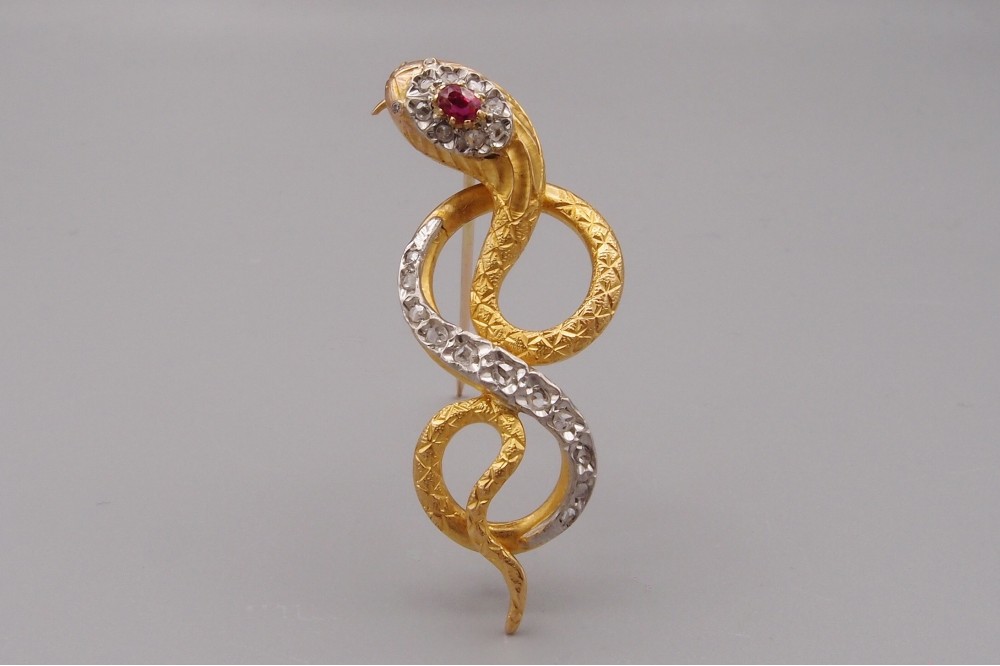 Broche « Serpent » caducée fin 19 ème , or 18 cts , platine , rubis et diamants