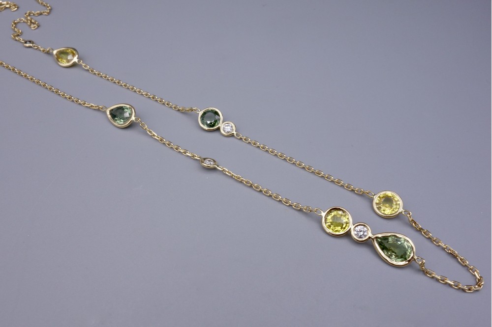 Collier « JOYEUX SAPHIRS » or jaune ,saphirs jaunes et verts , diamants.