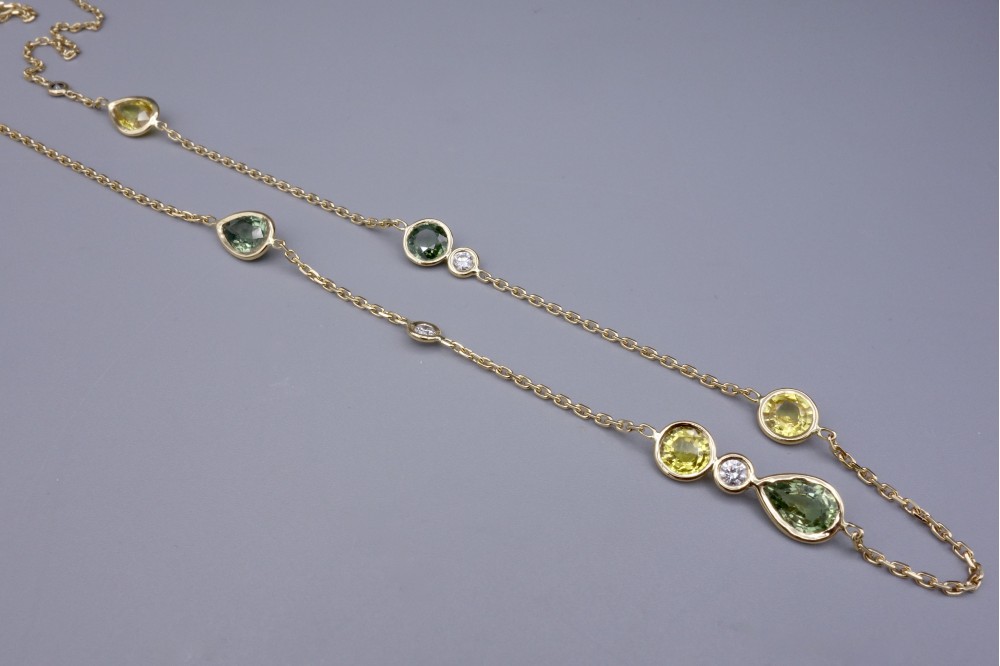 Collier “JOYEUX SAPHIRS” or jaune ,saphirs jaunes et verts , diamants.