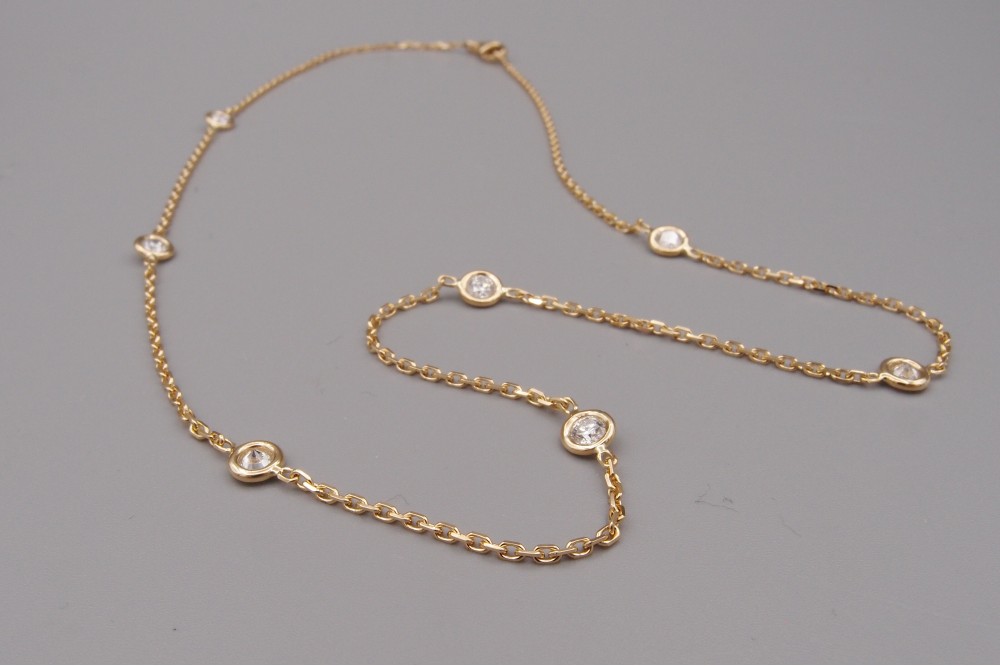 Collier diamants sertissures 0.60 ct , or jaune 18 carats .
