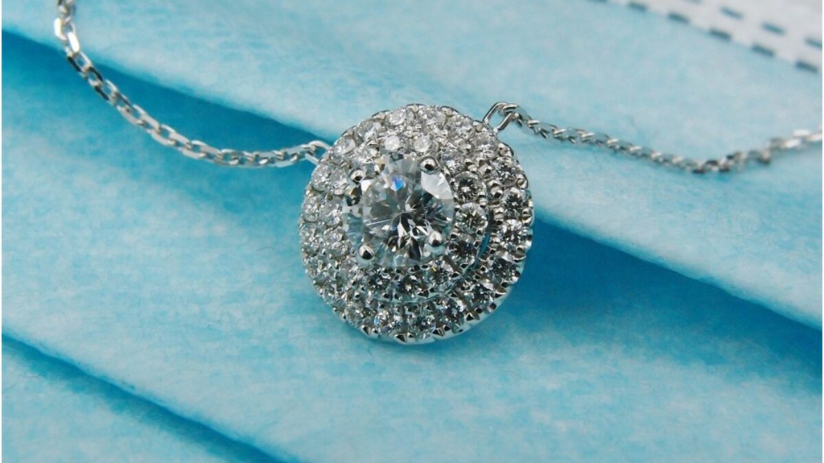 Pendentif Rétro Avec Chaîne Argenté Et Cristaux Type Diamant - Bijou Vintage, Provenant D'ancienne Bijouterie