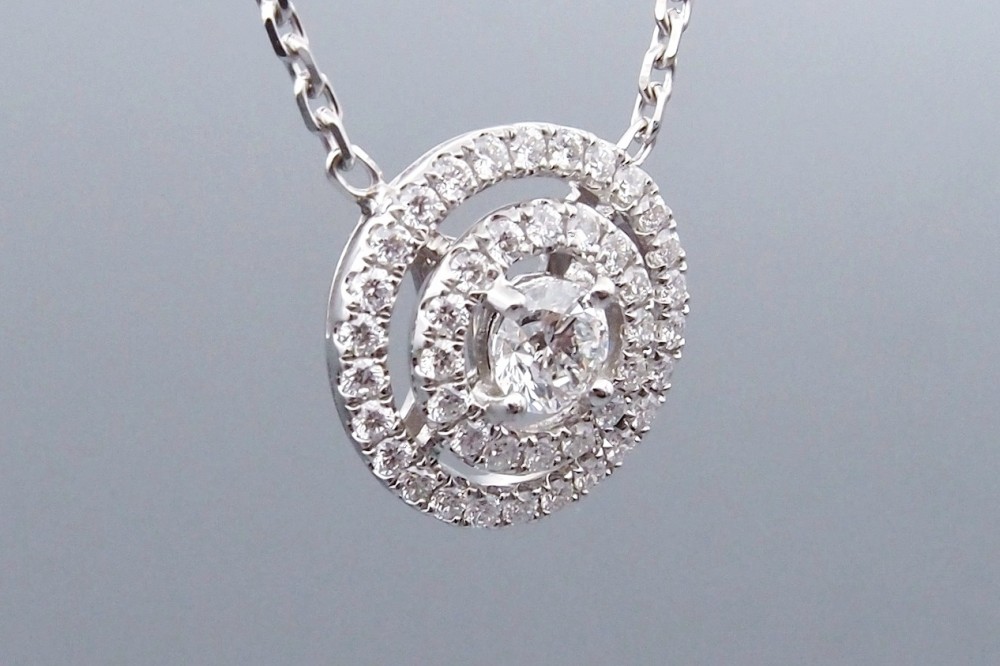 collier pendentif diamant entourage