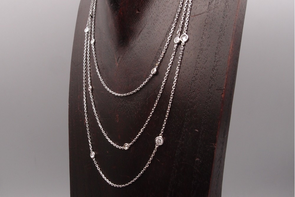 sautoir or gris et diamants