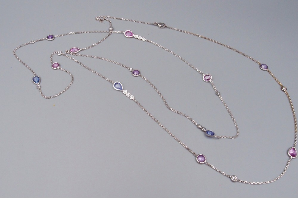 Sautoir or gris , saphirs roses et bleus , diamants .