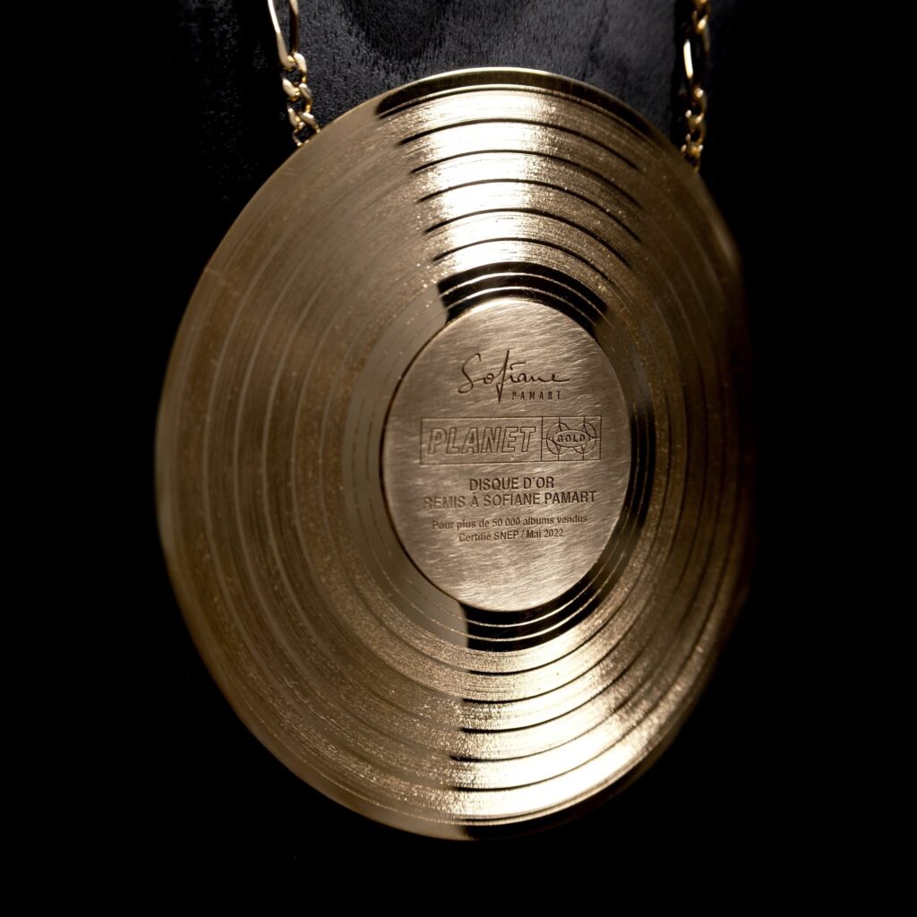 « DISQUE D’OR » PENDENTIF EN OR 18 CARATS MASSIF RÉALISÉ POUR UNE MAISON DE DISQUES