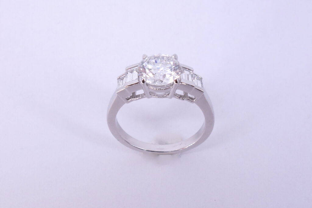 SOLITAIRE DIAMANT ET DIAMANTS TAILLE « BAGUETTE »