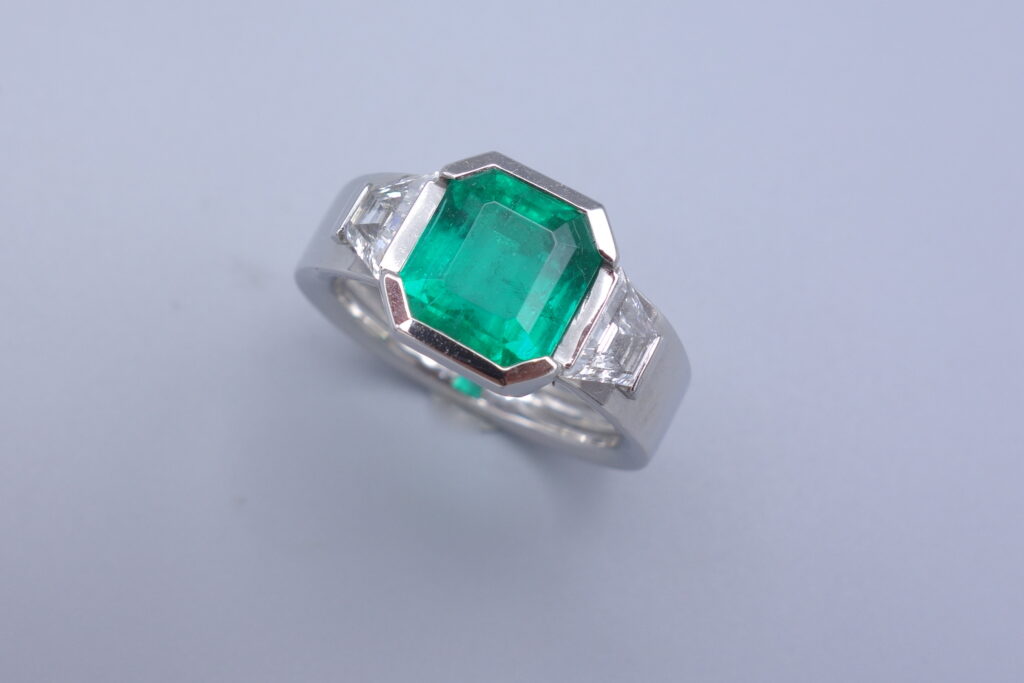 Bague émeraude et trapèze