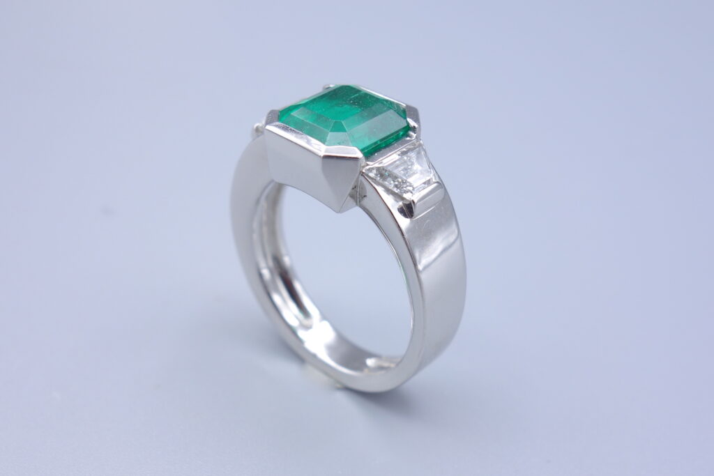 Bague émeraude et trapèze