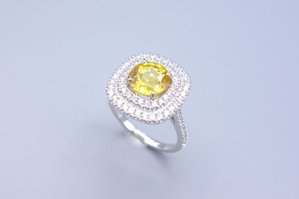 BAGUE DOUBLE ENTOURAGE « COUSSIN » SAPHIR JAUNE