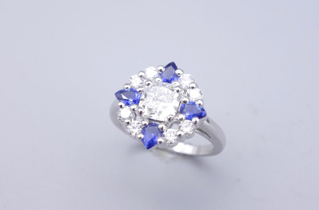 BAGUE DE FIANÇAILLES, DIAMANTS ET SAPHIRS